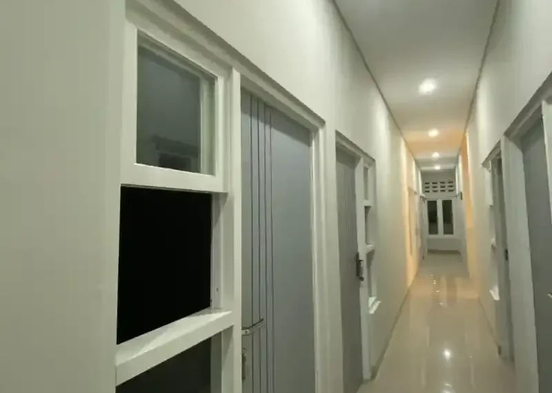 arsitek mendiskusikan denah rumah bersama klien di meja kerja 6a8c184fbcaac