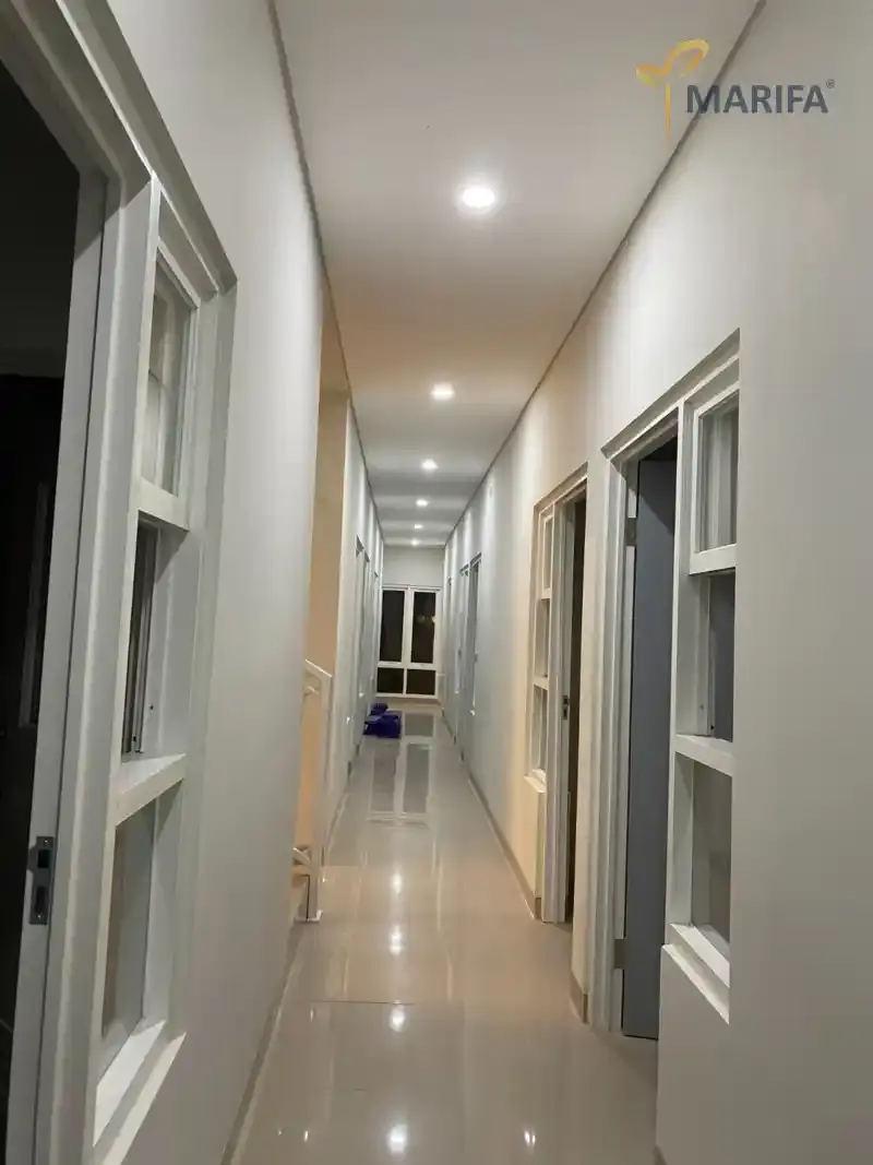 dokumen kontrak kerja renovasi rumah dan bukti potong pajak di atas meja kerja