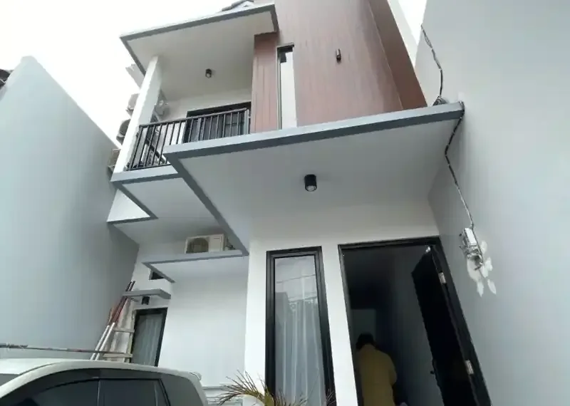 dokumen kontrak konstruksi dengan kalkulator pajak di meja kerja 6a8c296622b72