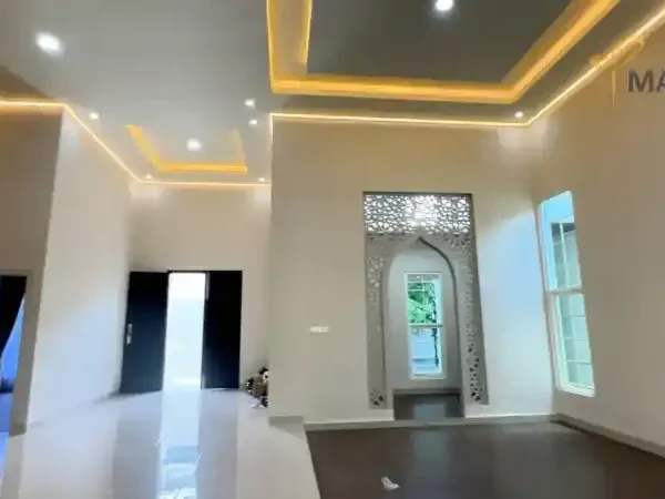 dokumen kontrak renovasi rumah dan kalkulator pajak di meja kerja 6a8c1a3d23198