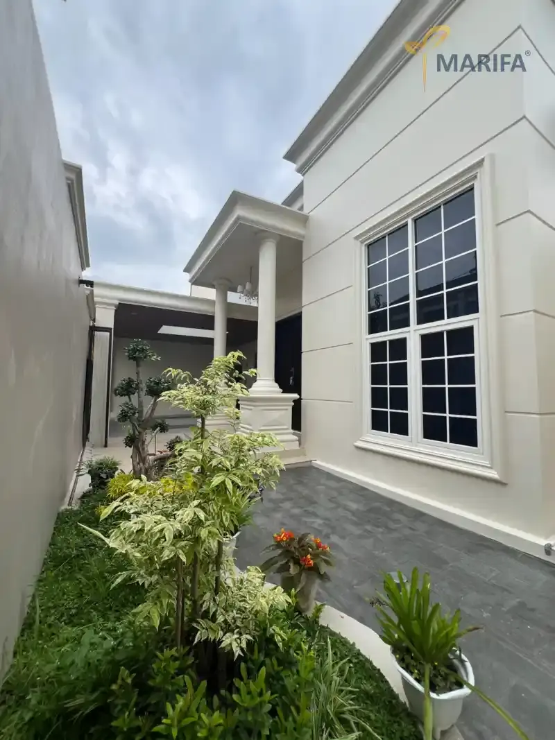dokumen perizinan dan denah rumah di atas meja kerja