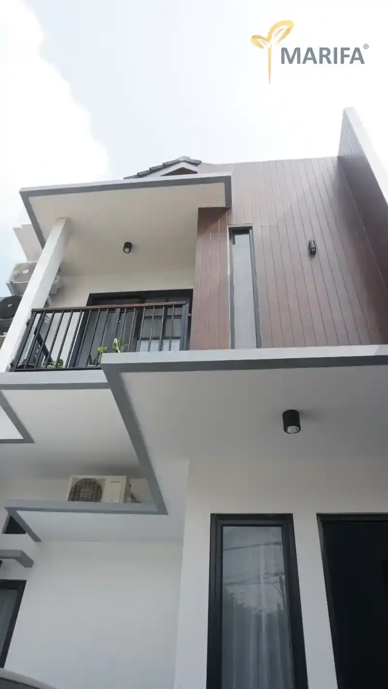 dokumen RAB renovasi rumah yang sedang diperiksa bersama kontraktor