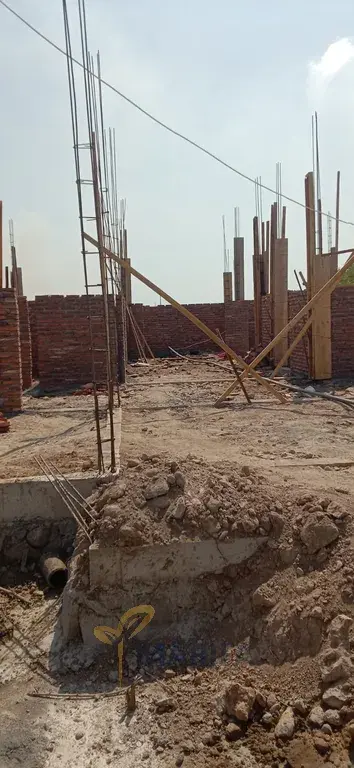 dokumen sertifikat tanah dan gambar desain rumah di atas meja