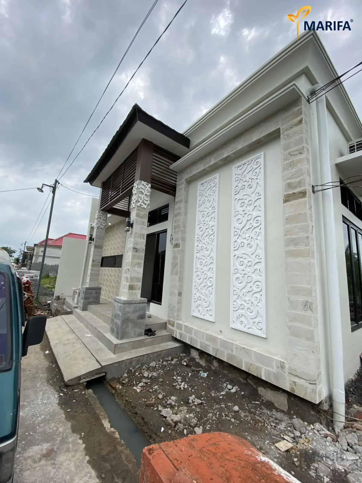 kalkulator dan dokumen keuangan rumah tangga di atas meja kerja