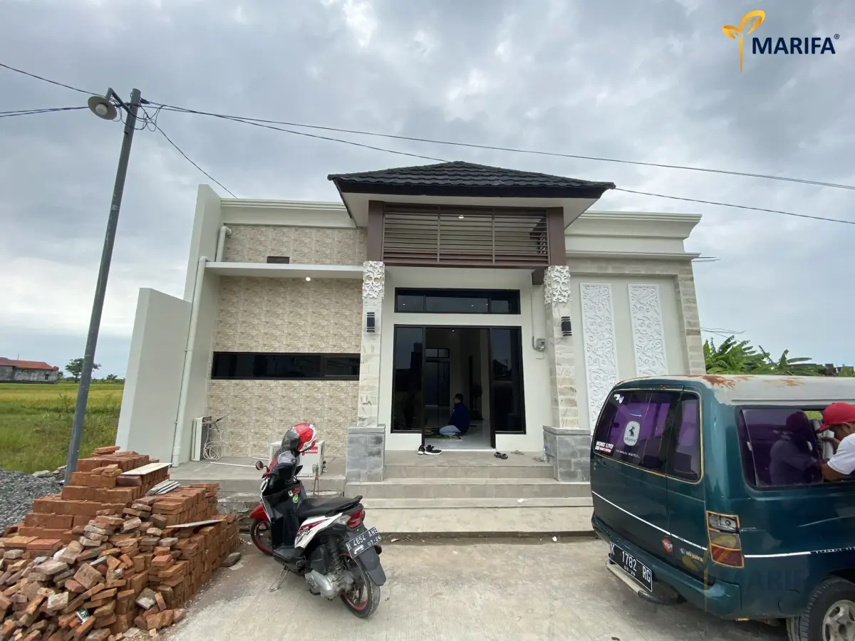 keluarga stres menghitung tagihan dan cicilan rumah