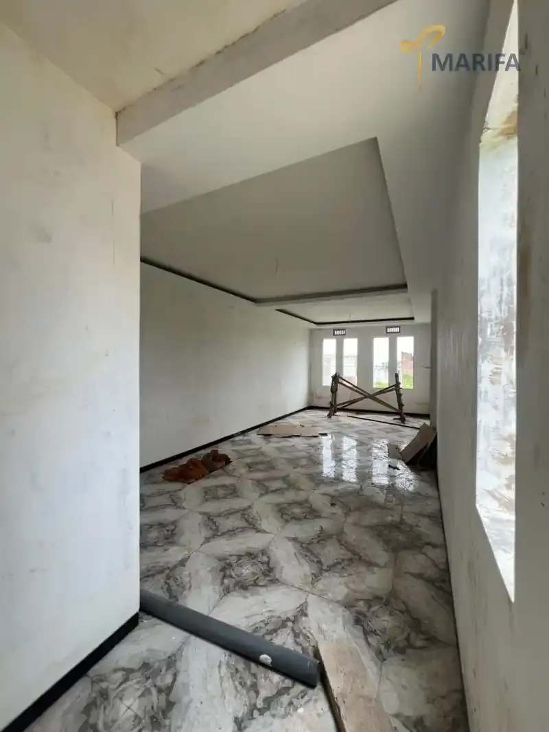konsultasi klien dengan kontraktor renovasi rumah membahas kontrak kerja