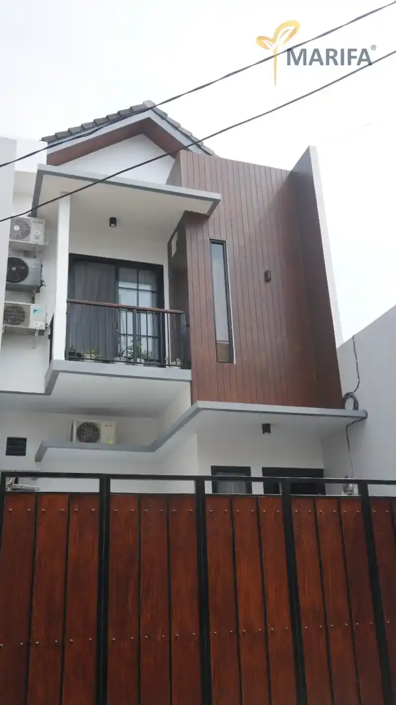 kontraktor menunjukkan portofolio dan blueprint rumah kepada klien