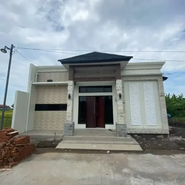 kontraktor sedang berdiskusi dengan pemilik rumah tentang rencana renovasi 6a8c1d264bc13