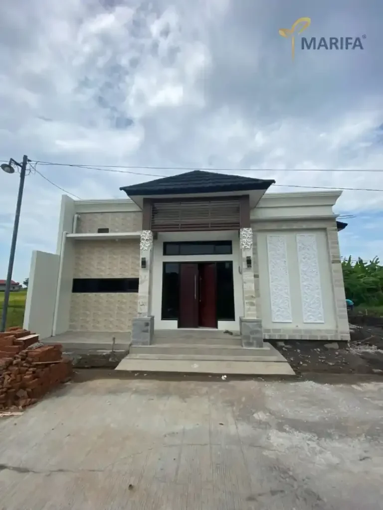 kontraktor sedang berdiskusi dengan pemilik rumah tentang rencana renovasi 6a8c1d264bc13