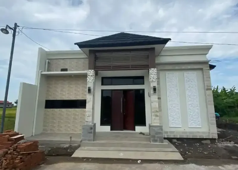 kontraktor sedang berdiskusi dengan pemilik rumah tentang rencana renovasi 6a8c1d264bc13