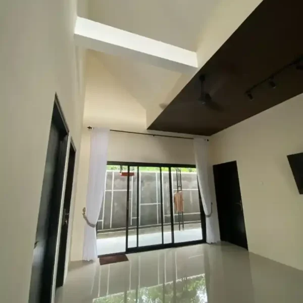 kontraktor sedang menghitung anggaran renovasi rumah dengan dokumen pajak 6a8c1bec043f1