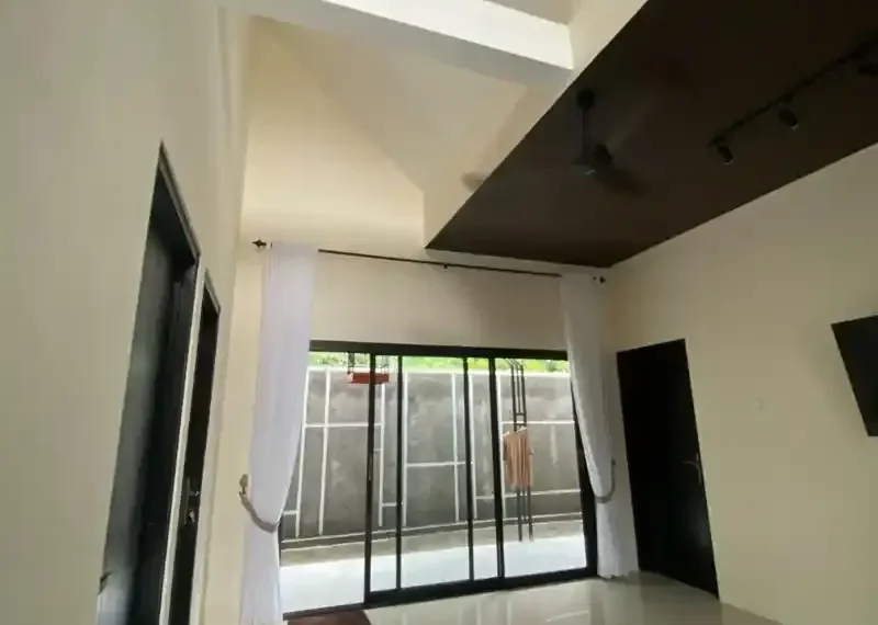 kontraktor sedang menghitung anggaran renovasi rumah dengan dokumen pajak 6a8c1bec043f1