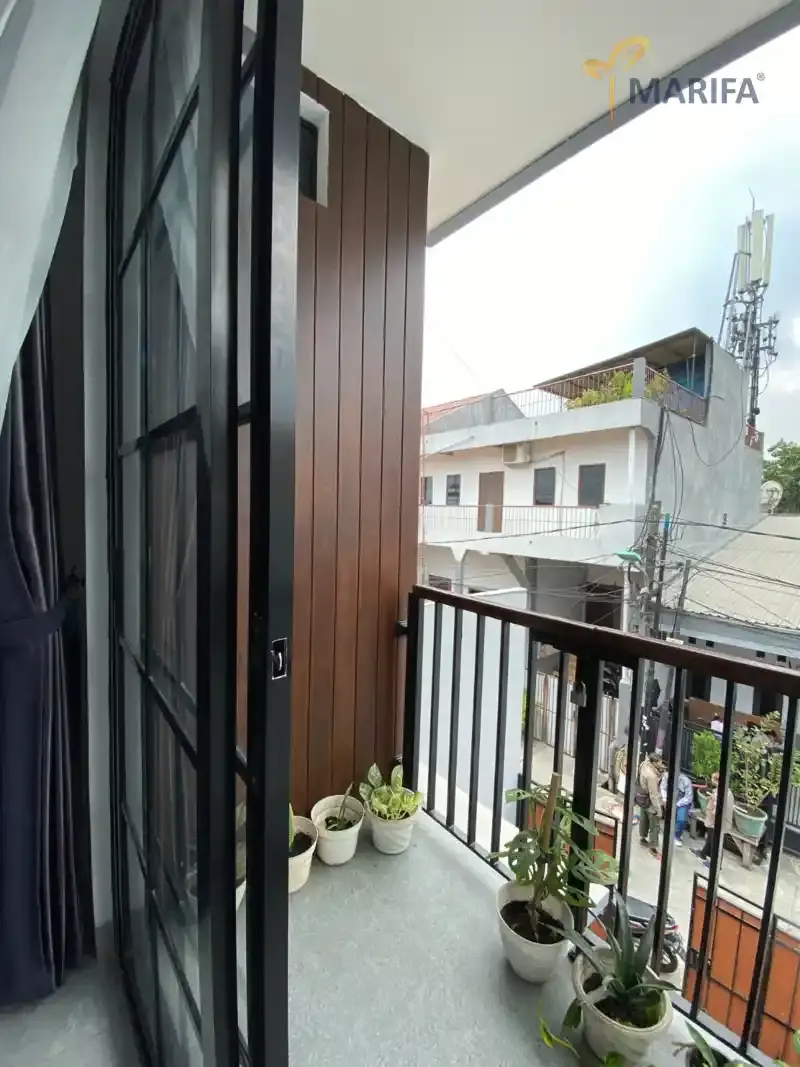 pemilik rumah dan kontraktor melakukan pengecekan akhir sebelum serah terima kunci