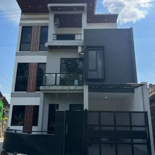 penandatanganan kontrak kerja kontraktor dan pemilik rumah di meja dengan denah bangunan 6a8c23b32d7b1