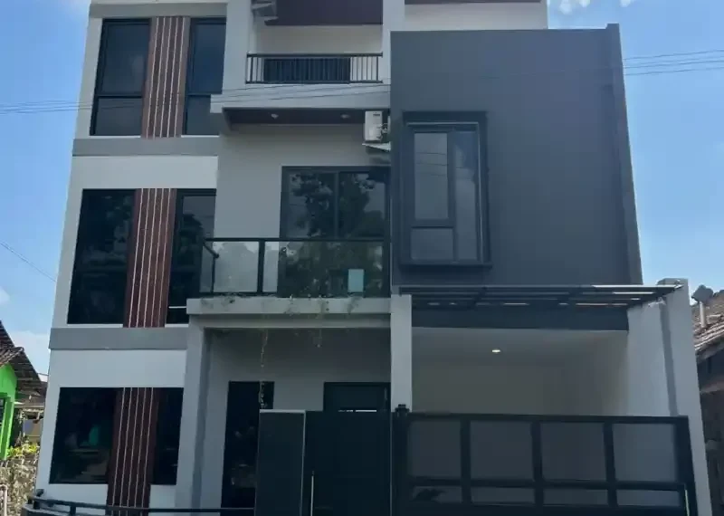 penandatanganan kontrak kerja kontraktor dan pemilik rumah di meja dengan denah bangunan 6a8c23b32d7b1