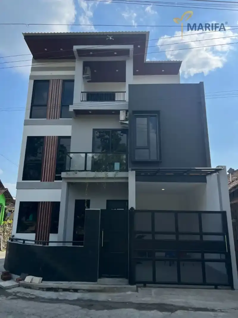 penandatanganan kontrak kerja kontraktor dan pemilik rumah di meja dengan denah bangunan 6a8c23b32d7b1