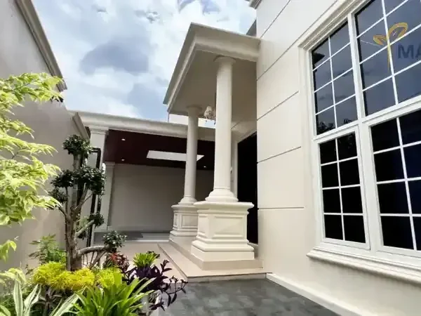proses diskusi arsitek dan klien meninjau blueprint renovasi rumah 6a8c1913b57ae