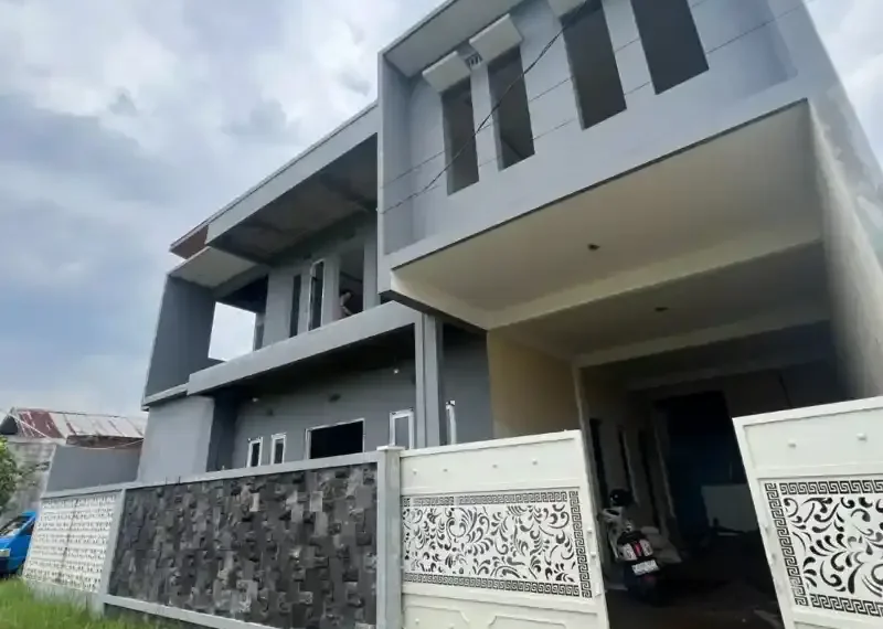 proyek pembangunan rumah oleh kontraktor profesional dengan pekerja dan mandor di lokasi 6a8c24600dd3b