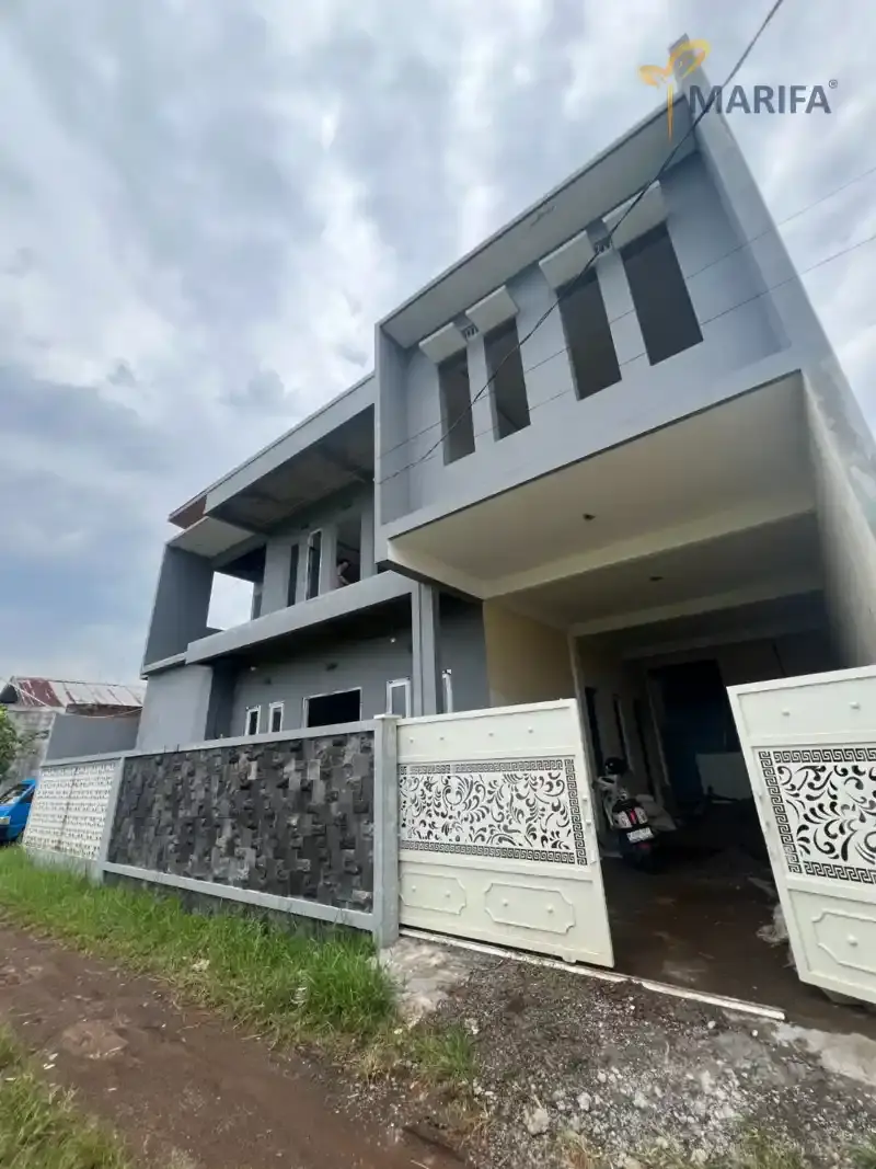tim insinyur sedang meninjau blueprint proyek gedung bertingkat