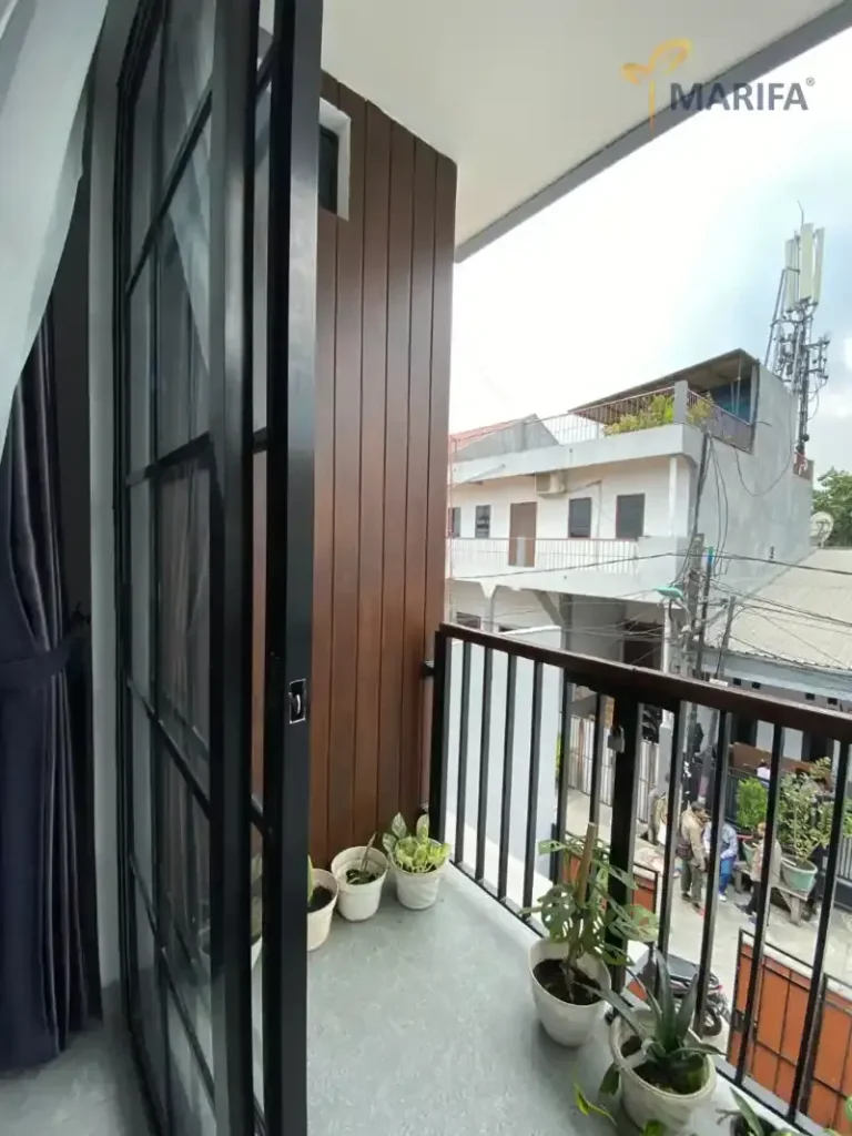 tim kontraktor bangunan profesional sedang meninjau proyek konstruksi rumah 6a8c29acec87e