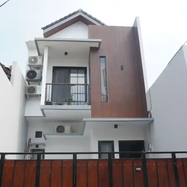 tim kontraktor profesional sedang mendiskusikan denah renovasi rumah modern 6a8c1ae12473f