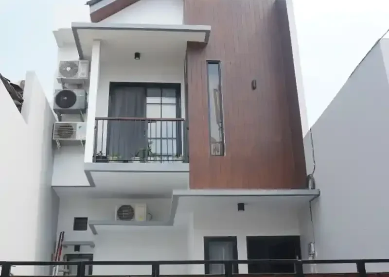 tim kontraktor profesional sedang mendiskusikan denah renovasi rumah modern 6a8c1ae12473f