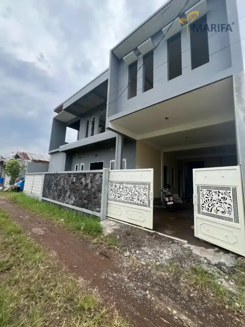 Tim kontraktor sedang mengukur ruangan rumah saat sesi survei awal