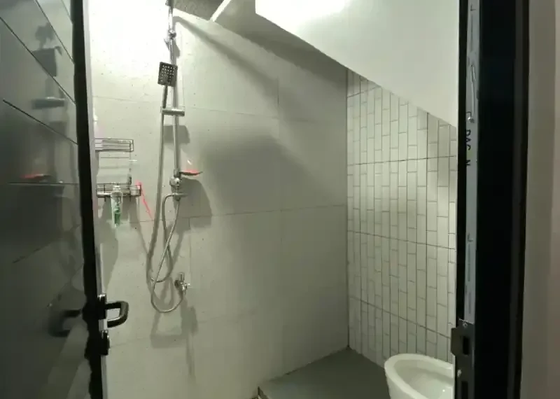 tim tukang profesional sedang mengerjakan renovasi rumah 6a8c1821b5786