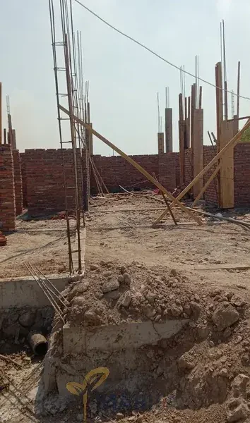 tukang profesional sedang memperbaiki atap rumah dengan peralatan lengkap 6a7599aabb8d6